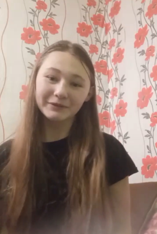 young girl showing herself live thumbnail